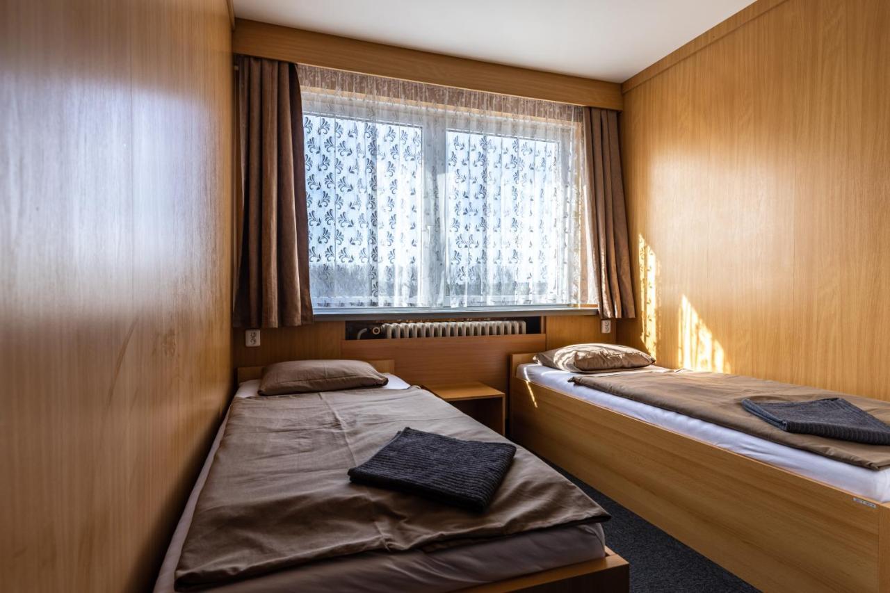 Hotel Zimni Stadion Сланы Экстерьер фото