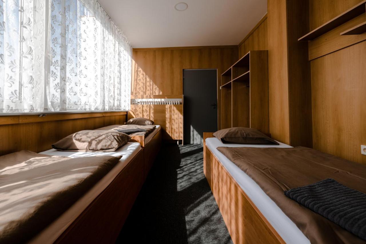 Hotel Zimni Stadion Сланы Экстерьер фото