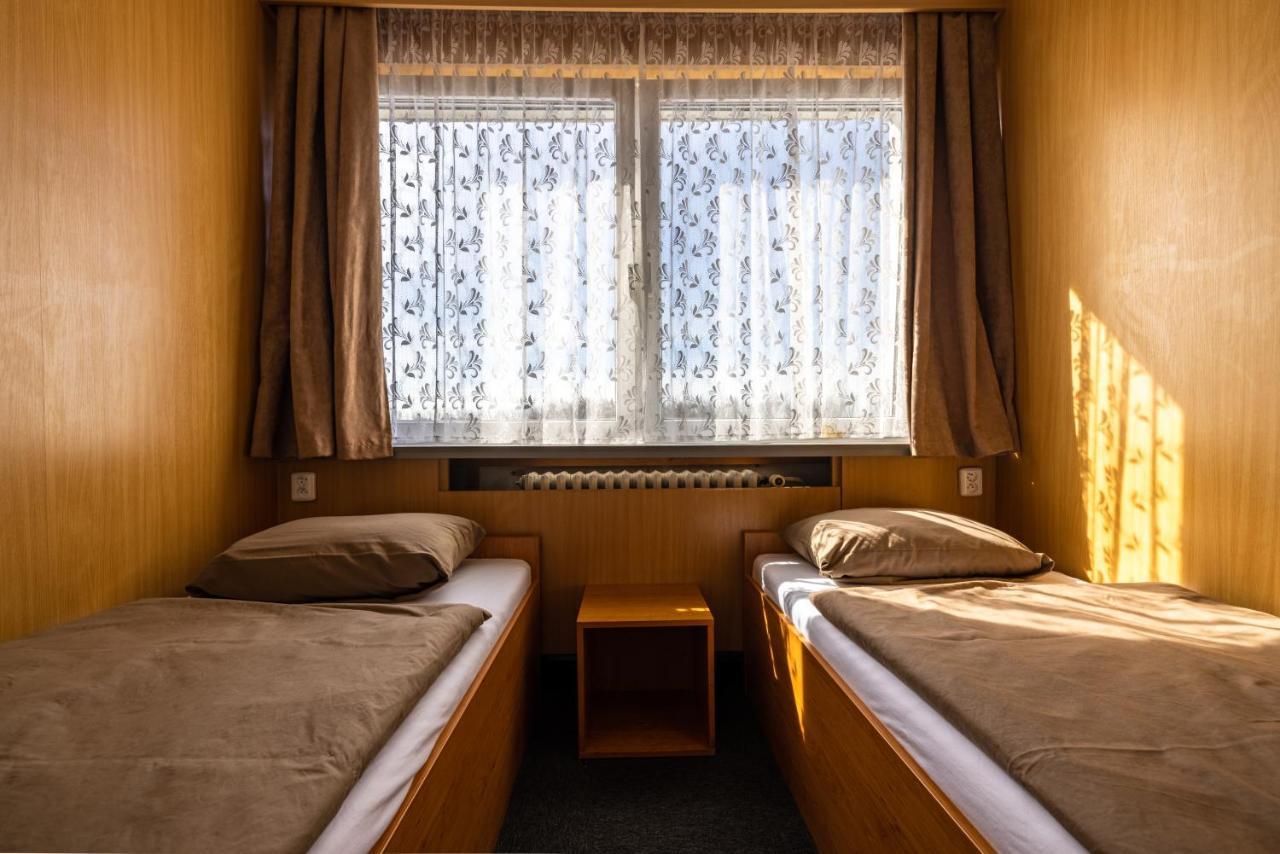 Hotel Zimni Stadion Сланы Экстерьер фото
