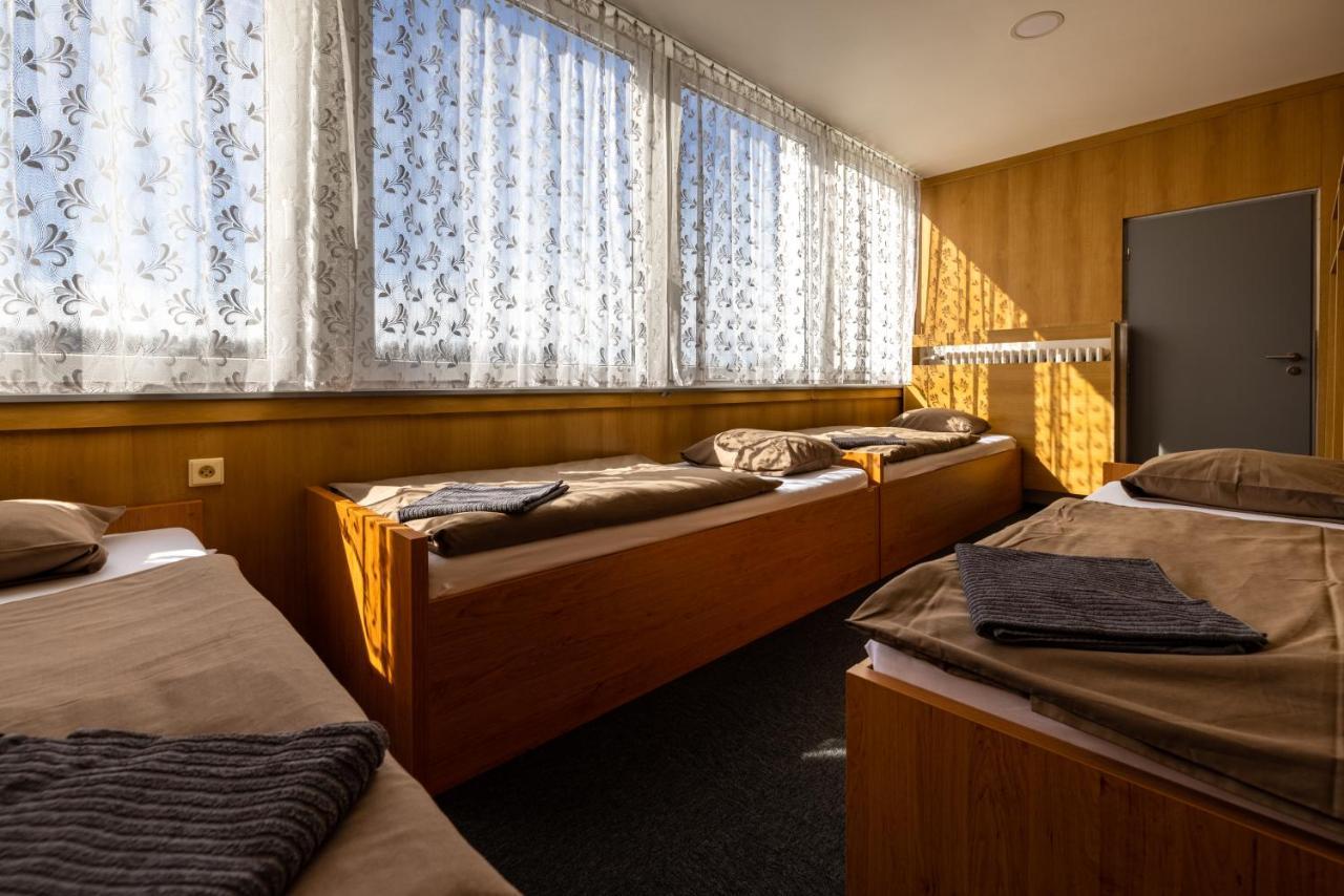 Hotel Zimni Stadion Сланы Экстерьер фото